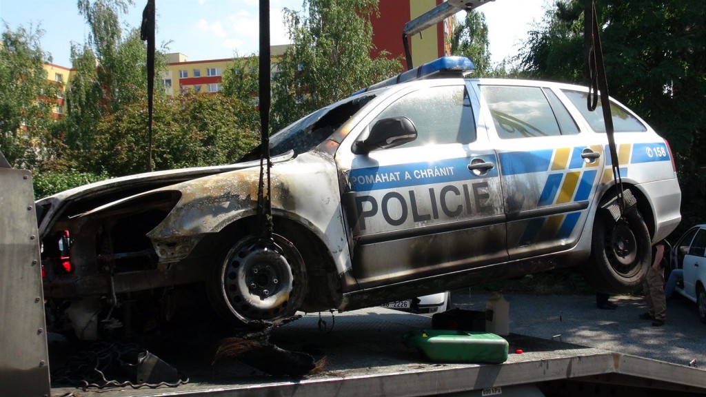 Podpálené policejní auto u sluebny v Praze-Stranicích (1. èervence 2015).